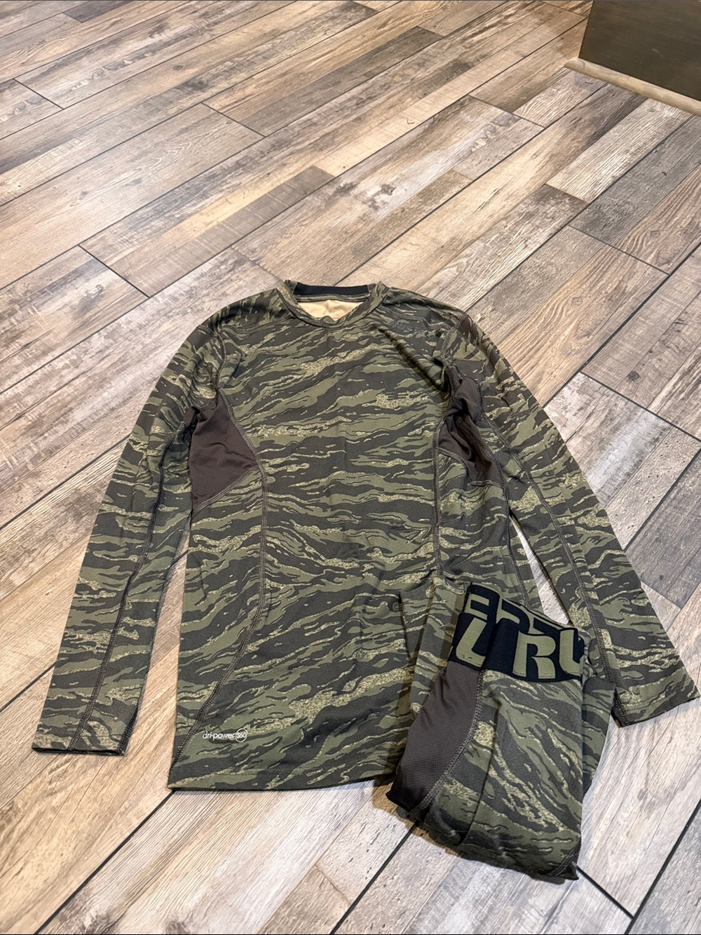 Russell Olive Green Camo Long Sleeve Base Layer Top Size Small
